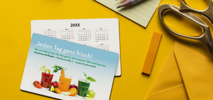 Bedruckter Taschenkalender auf gelbem Tisch